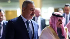 Türkiye Dışişleri Bakanı Hakan Fidan (solda), Suudi Arabistanlı mevkidaşı Faysal bin Farhan ile birlikte, 12 Ocak 2025'te Riyad'da Suriye'yi görüşmek üzere düzenlenen Orta Doğu ve Avrupa'nın üst düzey diplomatları toplantısı öncesinde.
