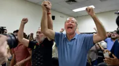Carlos Casco y Bernardo Penayo celebran la sentencia de la Justicia.
