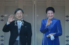 O Imperador Naruhito e a Imperatriz Masako acenando