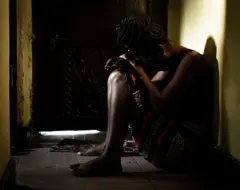 Femme assise dans le noir