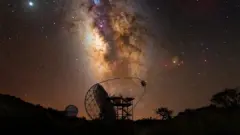 Vista da Via Láctea, com uma enorme antena no solo