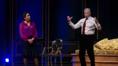 Marisa Orth e Miguel Falabella atuando no palco