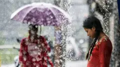 वर्षामा भिजेका महिला