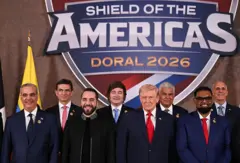 O presidente dos Estados Unidos, Donald Trump, está ao lado de (da esquerda para a direita) Luis Abinader, presidente da República Dominicana; Rodrigo Paz Pereira, presidente da Bolívia; Nayib Bukele, presidente de El Salvador; Javier Milei, presidente da Argentina; José Raúl Mulino, presidente do Panamá; Mohamed Irfaan Ali, presidente da Guiana; e Nasry “Tito” Asfura, presidente de Honduras, durante uma foto em grupo no início da “Cúpula Escudo das Américas”