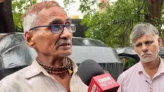 தானேவில் வசிக்கும் ரிக்ஷா ஓட்டுநரான கன்ஹையாலால் சுக்லா, மராத்தி மொழியில் செயல்முறை அறிவு கட்டாயம் என்ற முடிவின் மீது தனது அதிருப்தியை வெளிப்படுத்தினார்