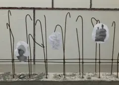 Em Aracnes, Paulino costura retratos de mulheres negras com fios que remetem a teias de aranhas