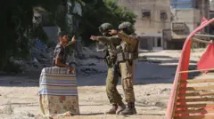 حاجز أمني للجيش الإسرائيلي، في مخيم طولكرم للاجئين، في الضفة الغربية المحتلة، 6 يوليو/تموز 2025.