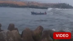 கடல் அலையால் தூக்கி வீசப்பட்ட படகு