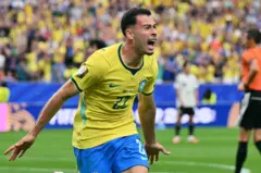 Martinelli comemora gol pelo Brasil contra Japão