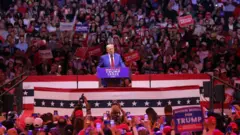 マディソン・スクエア・ガーデンで大規模な集会を開いたトランプ前大統領（27日、米ニューヨーク）