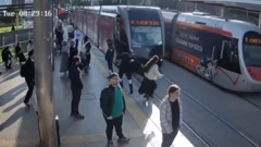 วินาทีรถรางเกือบชนผู้ใช้บริการในตุรกี