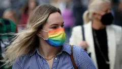 न्यूयोर्कमा मास्क लगाएकी एक महिला 