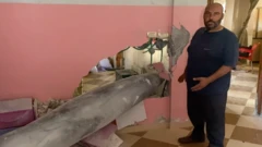 गाजाको घरभित्र खसेको एउटा क्षेप्यास्त्र