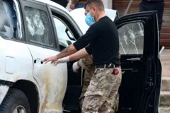 سربازان لبنانی در حال بازرسی خودروی صلحبانان سازمان ملل متحد