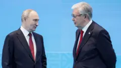 Путин ва Тоқаев гаплашиб турган ҳолатда.