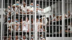 Prisioneiros em uma cela no Centro de Confinamento do Terrorismo (Cecot), em Tecoluca, El Salvador, em 27 de janeiro de 2025. Foto: Marvin Recinos/AFP/via Getty Images