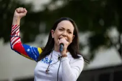 María Corina Machado, líder da oposição venezuelana, fala ao microfone