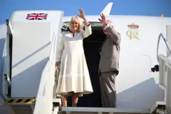 Карл и Камилла машут руками перед посадкой в самолет