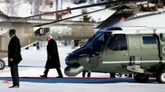 Prezydent Stanów Zjednoczonych Donald Trump wysiada z helikoptera Marine One po przylocie do Davos w Szwajcarii, aby wziąć udział w Światowym Forum Ekonomicznym (WEF), 21 stycznia 2026 roku.