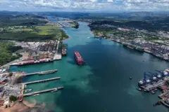 Vista aérea do buque portacontenedores One Contribution navegando baixo a bandeira de Tóquio enquanto entra no Canal do Panamá na Cidade do Panamá em 21 de abril de 2026. Após a Autoridad do Canal do Panamá, o trânsito pelo canal aumentou devido à guerra no Médio Oriente. (Foto de MARTIN BERNETTI / AFP através da Getty Images)