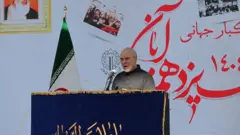 Mohammad Bagher Qalibaf, président du Parlement iranien, devant un micro