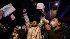 Tấm giấy trắng trở thành biểu tượng cho các cuộc biểu tình chống các lệnh hạn chế Covid tại Trung Quốc