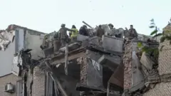 Спасатели на крыше дома в Днепре.