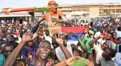 Deeggartoonni humna waraanaa giddugala magaalaa Niyaamiitti hiriira ba'an