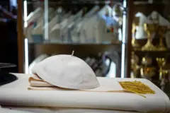 Uma das batinas do novo papa