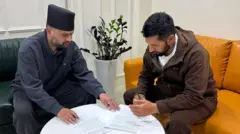 रवि लामिछाने र बालेन शाह सम्झौतामा हस्ताक्षर गर्ने क्रममा