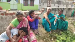 நாட்றம்பள்ளி அருகே வேன் விபத்து- ஒரே கிராமத்தை சேர்ந்த ஏழு பெண்கள் பலி