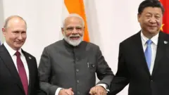 ফাইল চিত্র- রাষ্ট্রপতি ভ্লাদিমির পুতিন, প্রধানমন্ত্রী নরেন্দ্র মোদী এবং রাষ্ট্রপতি শি জিনপিং। 