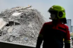 งานกู้ภัยจากซากตึก สตง. แห่งใหม่ที่ถล่มลงมา กำลังเดินหน้าเข้าสู่สัปดาห์ที่สาม