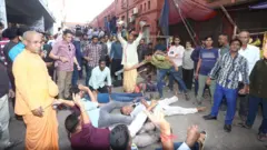  চিন্ময় কৃষ্ণ দাসের মুক্তির দাবিতে চট্টগ্রামের আদালত এলাকায় অনুসারীদের বিক্ষোভ