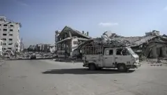 Mota na ratsawa ta wani titi a Gaza