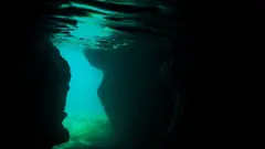 Imagem de uma caverna submarina