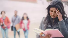 परदेशातील उच्चशिक्षणासाठी महाराष्ट्र शासनाकडून देण्यात येणाऱ्या शिष्यवृत्ती प्रक्रियेत अनेक घोळ असल्याचा आरोप विद्यार्थी करतात.