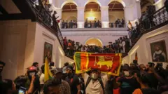 ተቃዋሚዎች ቤተመንግሥቱን ጥሰው ከገቡ በኋላ በፕሬዝዳንቱ መኖሪያ ውስጥ 