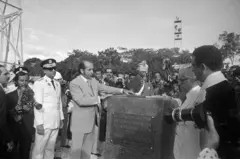 Imagen donde el entonces presidente venezolano Carlos Andrés Pérez devela la placa en la que se anuncia la nacionalización del petróleo en enero de 1976.