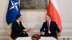 Prezydent Polski Karol Nawrocki i Sekretarz Generalny NATO Mark Rutte zasiedli do rozmów w Pałacu Prezydenckim w Warszawie 18 grudnia 2025 roku.