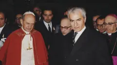 پاپ پل ششم در نوامبر سال ۱۹۷۰ در مسیر سفر خود به آسیا، توقفی کوتاه در تهران داشت و با محمدرضا شاه پهلوی دیدار کرد