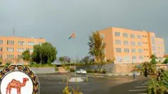 ኣብ ቀጽሩ ባንዴራ ዝተተኽሎ ቀንዲ ቤት ጽሕፈት ሚኒስትሪ ዜና ኤርትራ፡ ኣግራብ ዝራኣየሎም ክልተ ህንጻታት ብጸጋምን ብየማንን ይርከቡ