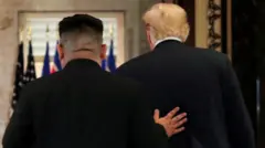 kim džong un i donald tramp slikani s leđa