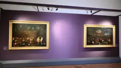 Rupa između dve slike na zidu u muzeju u Firenci 