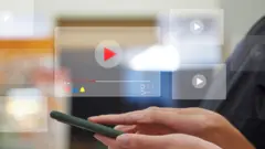 Pessoa escolhendo vídeos para ver no telefone celular