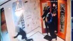 دوربین مداربسته لحظه هجوم ماموران به خانه را ثبت کرده است