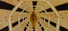 Imagem do filme 2001: Uma Odisséia no Espaço, mostrando um astronauta caminhando por um corredor.