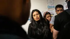 El ecuatoriano Rubén Abelardo Ortiz López (derecha) siendo detenido mientras su esposa, Mónica Moreta Galarza, junto a la hija de ambos, trata de hablar con los agentes federales en los pasillos del tribunal de inmigración en el 26 Federal Plaza de Nueva York el 25 de septiembre de 2025. (Foto: Stephanie Keith/Getty Images)