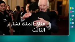 الملك تشارلز يعانق لاعبات فريق الرغبي النيوزيلندي خلافا للتقاليد الملكية