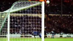 Higuita haciendo la patada del "escorpión" en Wembley